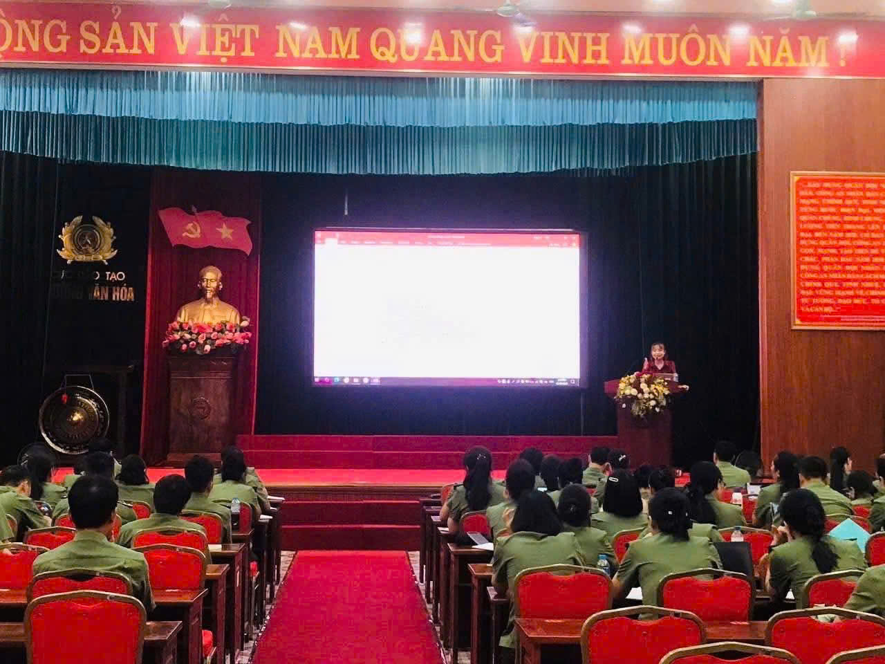 Lễ khai giảng lớp đào tạo về “Ứng dụng và khai thác trí tuệ nhân tạo an toàn, hiệu quả trong công tác”